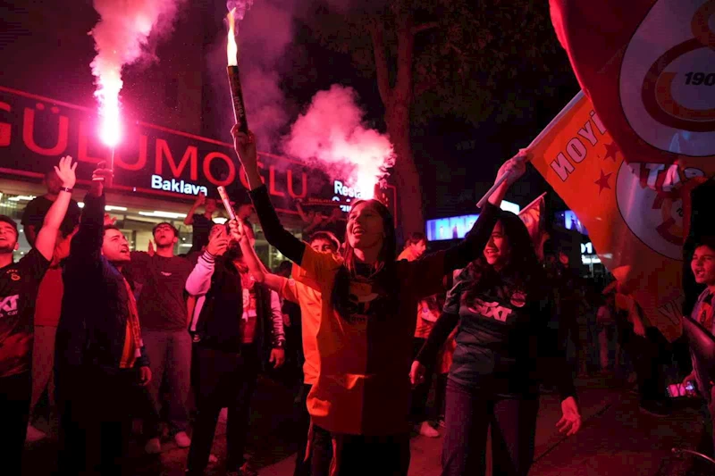 Galatasaray taraftarları Bursa’da şampiyonluğu coşkuyla kutladı

