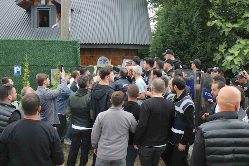 4 yıldır su faturası ödediği bungalovun suyu kesilince yolu kapattı, ortalık karıştı
