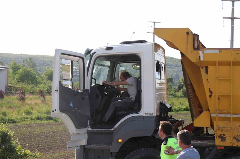 Hafriyat kamyonuyla çarpışan otomobil kağıt gibi ezildi: 2 ölü
