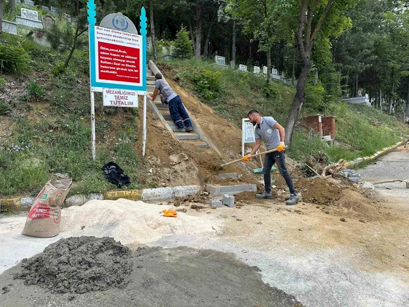 Bozüyük Belediyesi’nden mezarlıkta temizlik ve bakım çalışmaları
