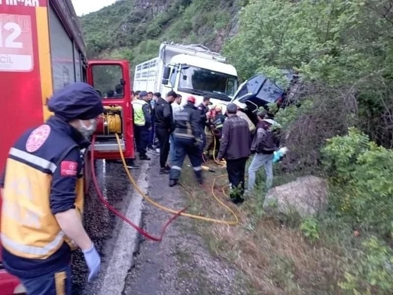 Şerit ihlali yapan kamyon 2 aracı biçti, anne ve oğlu can verdi
