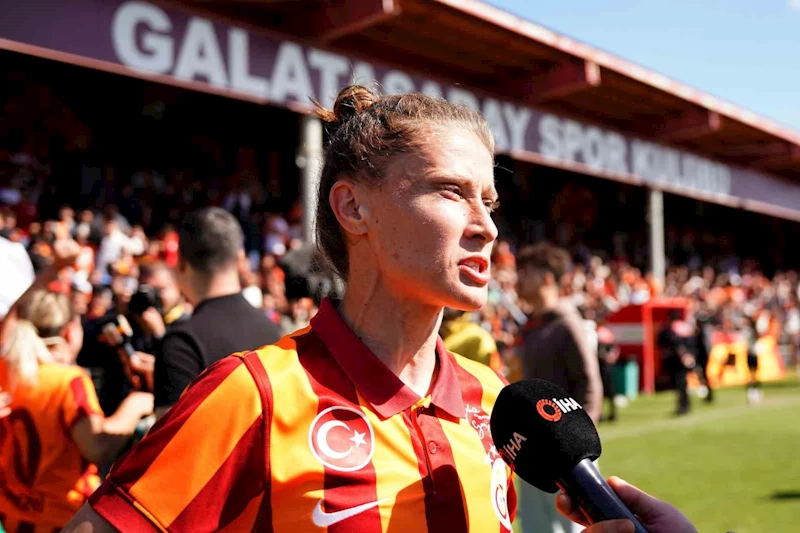 Ebru Topçu: 