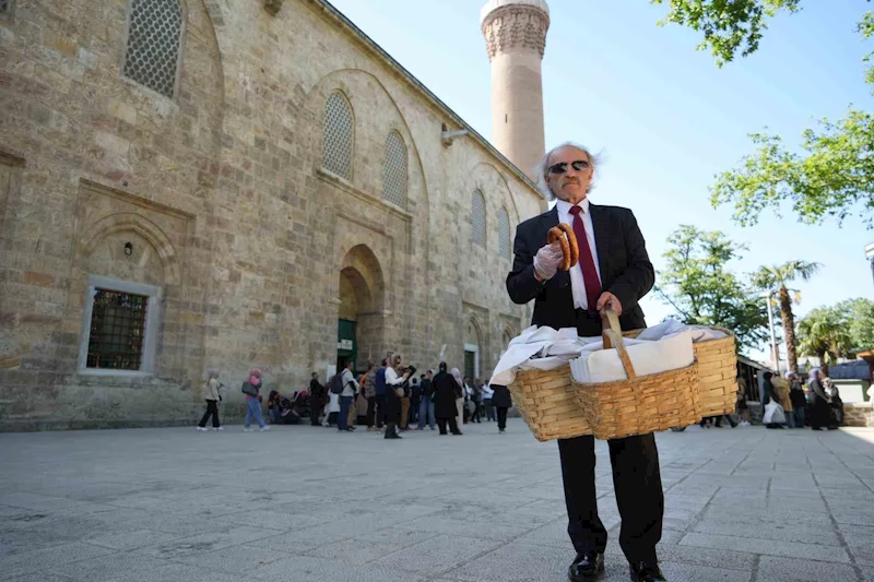 (Özel) Takım elbiseli seyyar simitçi
