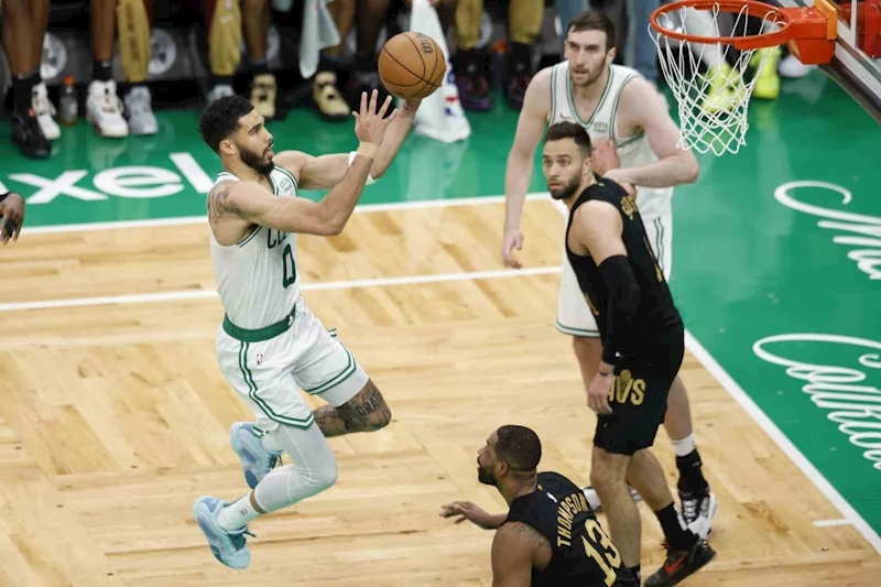 Boston Celtics 25 sayı fark attı, seride 1-0 öne geçti
