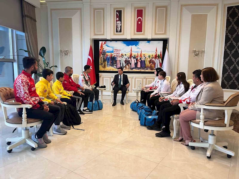 Şampiyon sporcular Esenyurt Belediyesi’ni ziyaret etti
