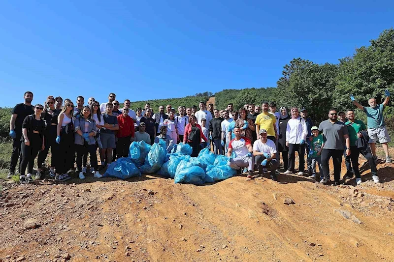 Ataşehirliler doğa yürüyüşünde atık topladılar
