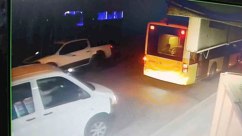 Ataşehir’de seyir halindeki otomobile çarpıp kaçan araç kamerada