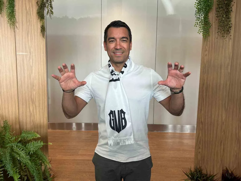 Giovanni van Bronckhorst, İstanbul’a geldi
