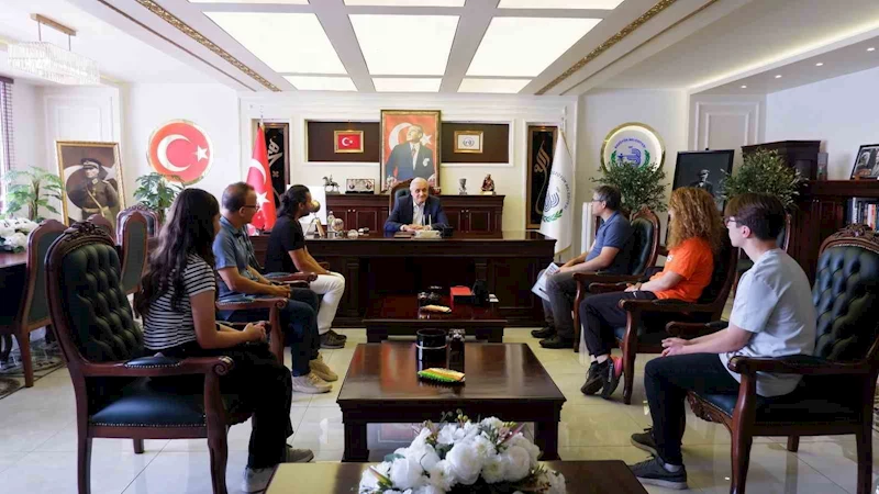 Başkan Bakkalcıoğlu’na tiyatro öğrencilerinden ziyaret
