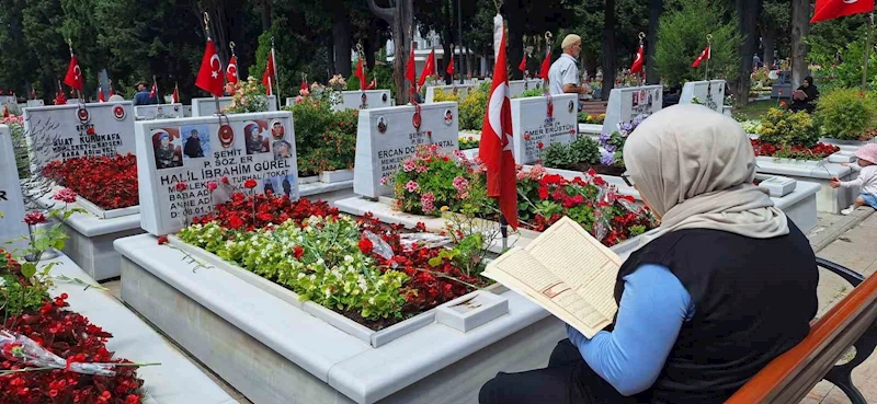 Kurban Bayramı öncesi vatandaşlar Edirnekapı Şehitliği’ni ziyaret etti
