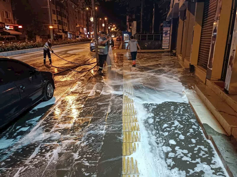 Bozüyük’te ana cadde kaldırımları köpüklü yıkama ile temizleniyor
