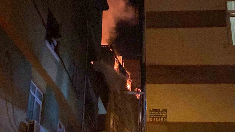 Kağıthane’de 5 katlı binanın çatı katı alev alev yandı