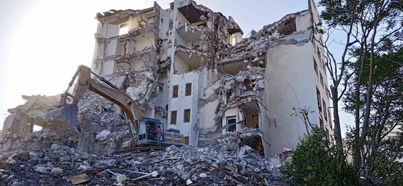 40 yıllık belediye binasının yıkımı devam ediyor
