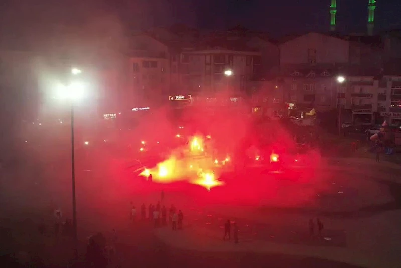 İstanbul’da taraftar grubu havai fişekli kutlama yaptı, ev ve ormanda yangın çıktı
