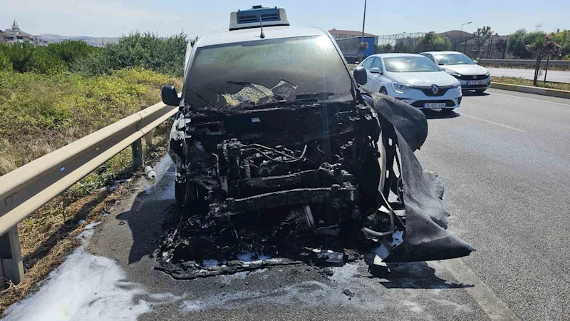 Bandırma’da seyir halindeki araç alev aldı
