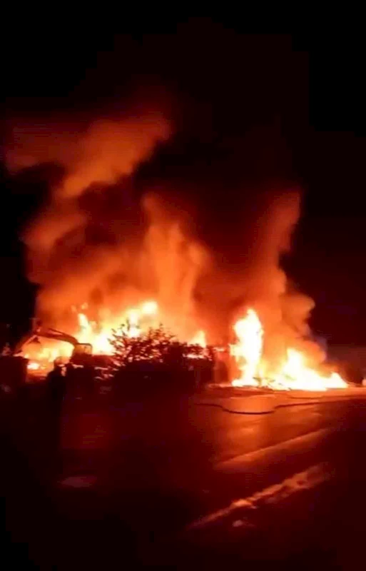 Bursa’da Hurdacılar Sitesi’nde yangın: Alevler gökyüzünü aydınlattı
