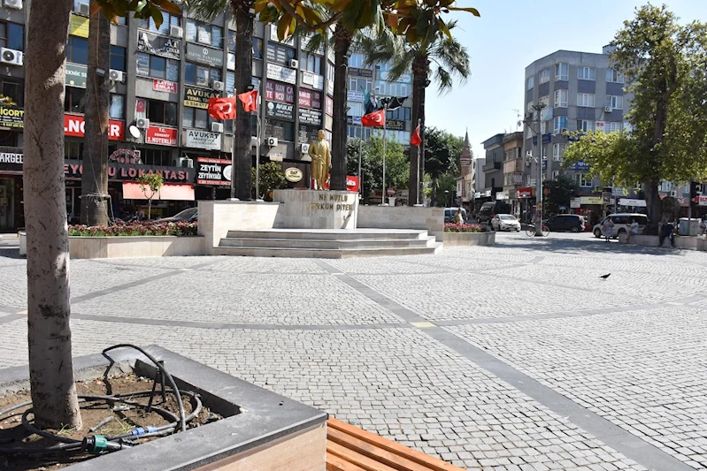 Edremit Cumhuriyet Meydanı yenilendi
