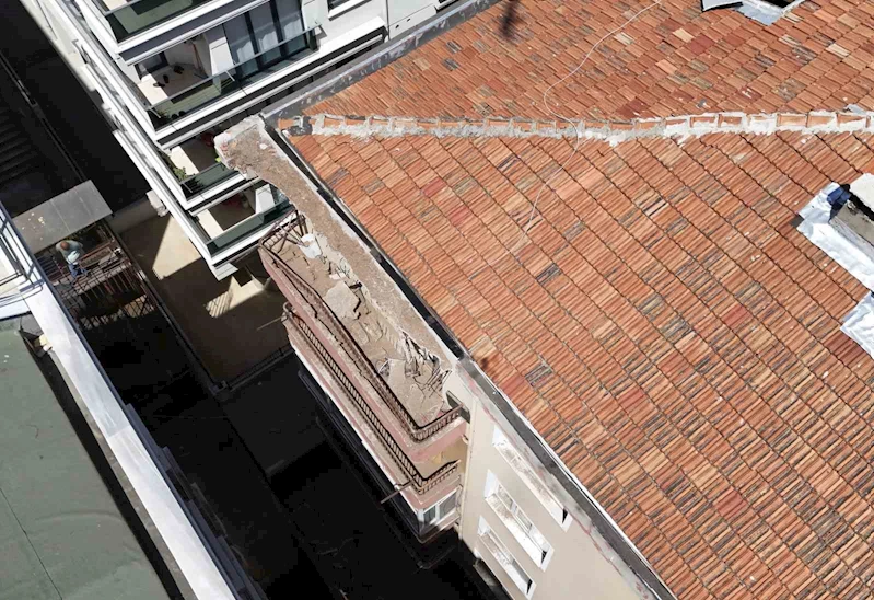 Bahçelievler’de çatısında çökme yaşanan bina havadan görüntülendi
