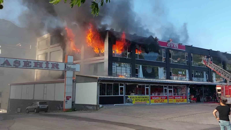 Amasya’da İstanbul Evim AVM’de yangın: Alevler göğe yükseldi
