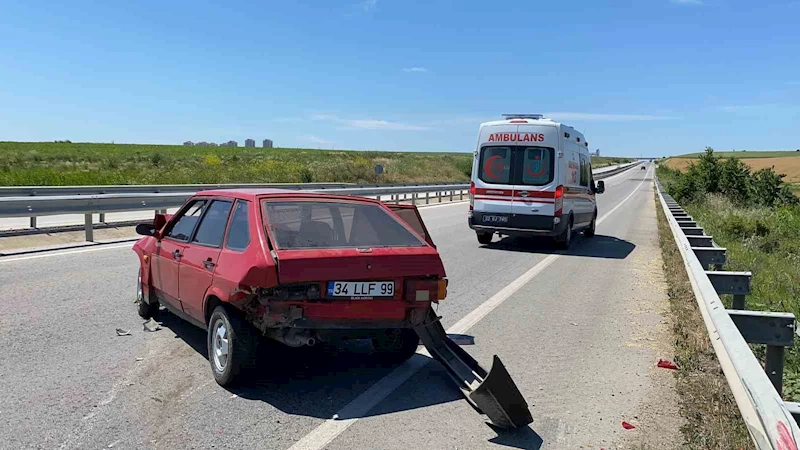 Önündeki otomobile çarpan kamyon sürücüsü arkasına bakmadan kaçtı: 2 yaralı
