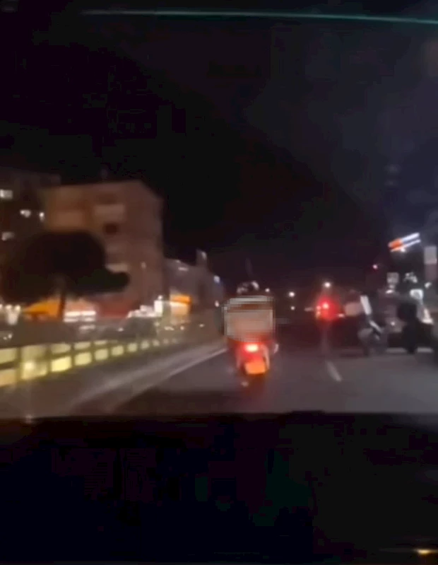 Ümraniye’de motokuryenin trafikte tehlikeli hareketleri kamerada
