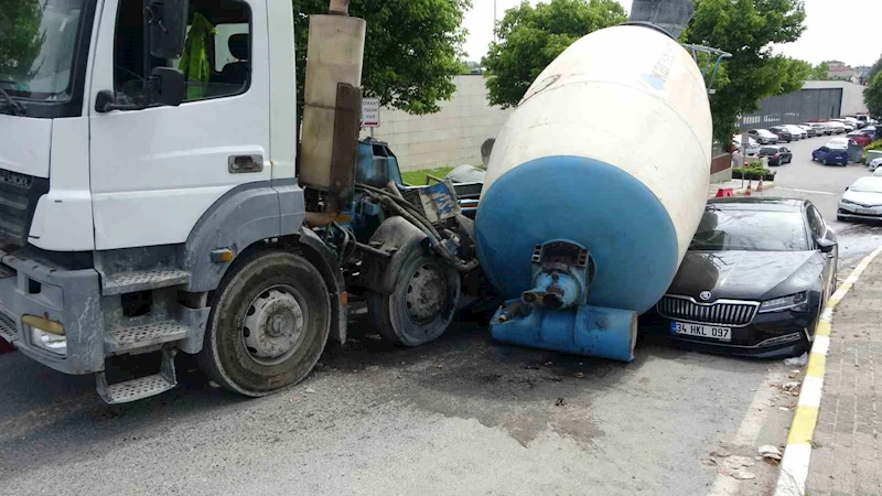 Pendik’te kopan beton mikseri otomobilin üzerine devrildi
