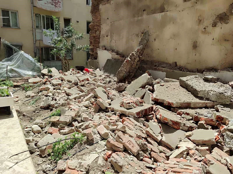 Fatih’te istinat duvarının çökmesinin ardından bir bina boşaltıldı
