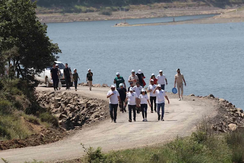 Doğa harikası göletin etrafından 1 ton çöp toplandı
