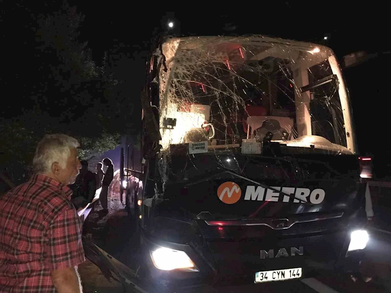 Metro Turizm otobüsü tıra arkadan çarptı, şoförün uyuduğu iddia edildi
