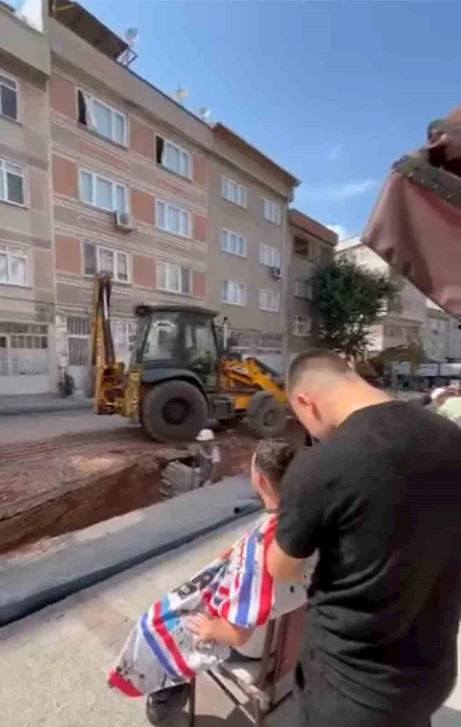 Tıraş olurken yol yapım çalışmasını izledi, gören bir daha baktı
