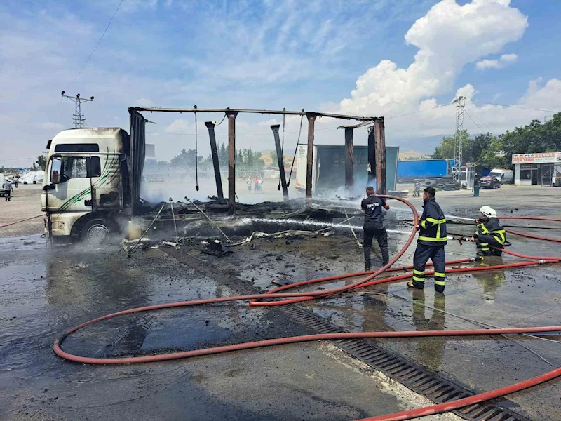 Amasya’da tır, akaryakıt istasyonunun önünde alev alev yandı

