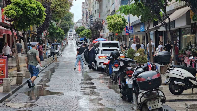 Bandırma’da sağanak yağış serinlik getirdi
