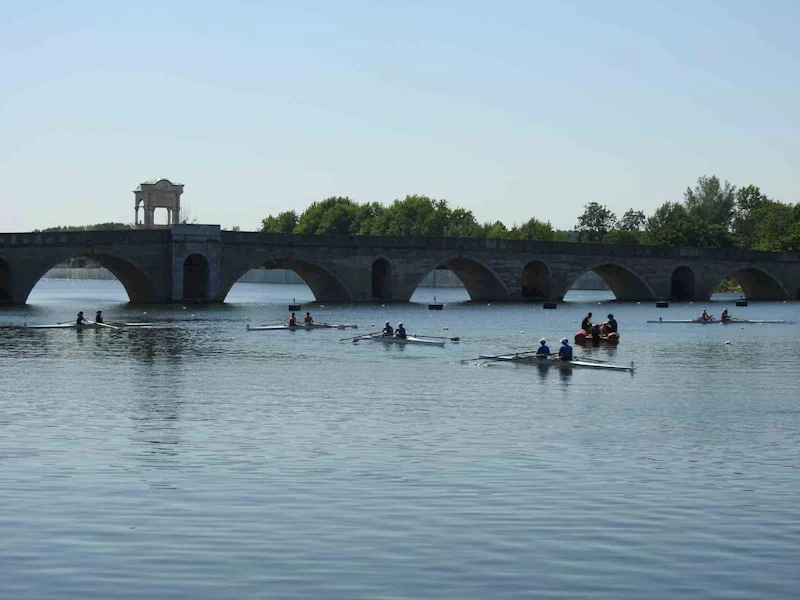 Edirne’deki Meriç Nehri’nde ilk resmi kürek yarışları başladı
