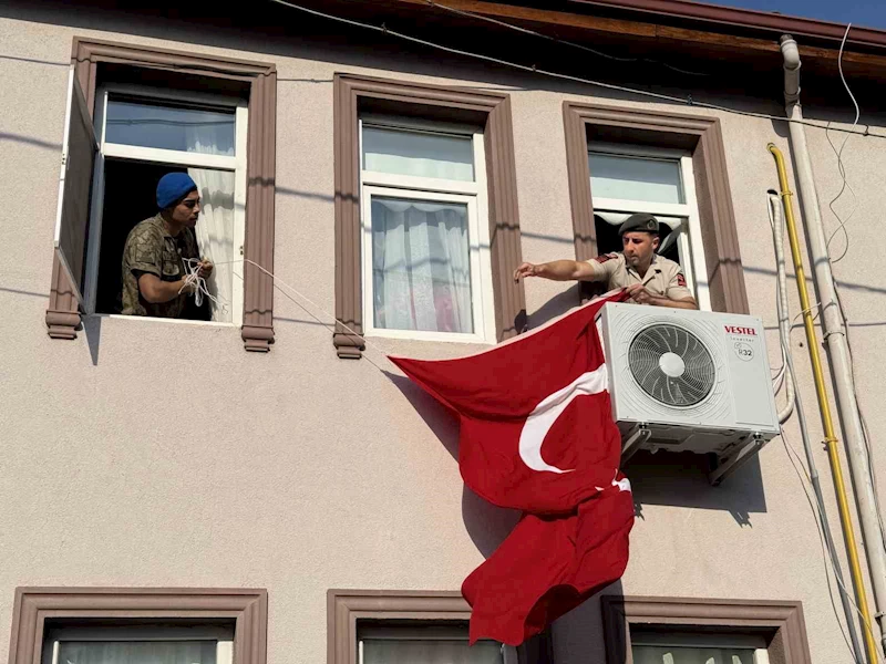 Sakaryalı şehidin baba evine Türk bayrağı asıldı
