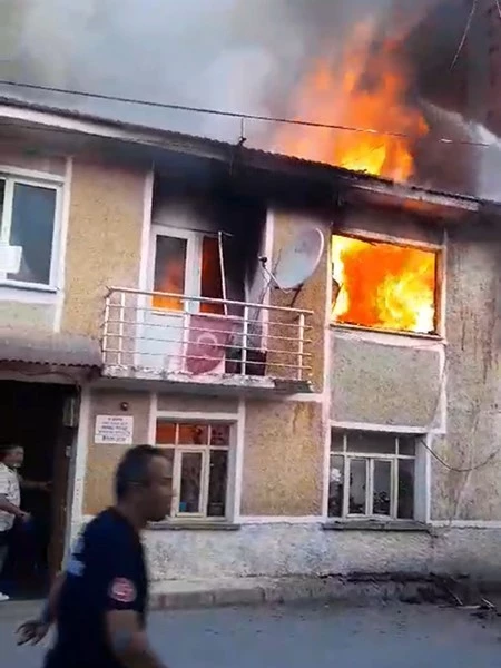 Alev alev yanan evde mahsur kalan yaşlı kadını komşuları kurtardı
