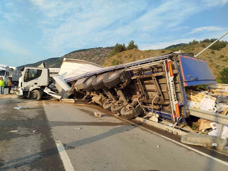 Bilecik’te karton ambalaj yüklü tır devrildi: 1 kişi yaralandı
