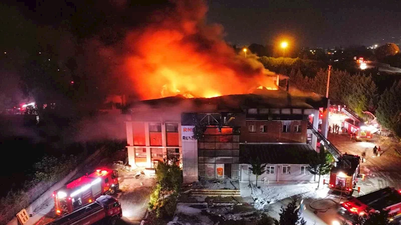 Sakarya’daki fabrika yangını havadan görüntülendi
