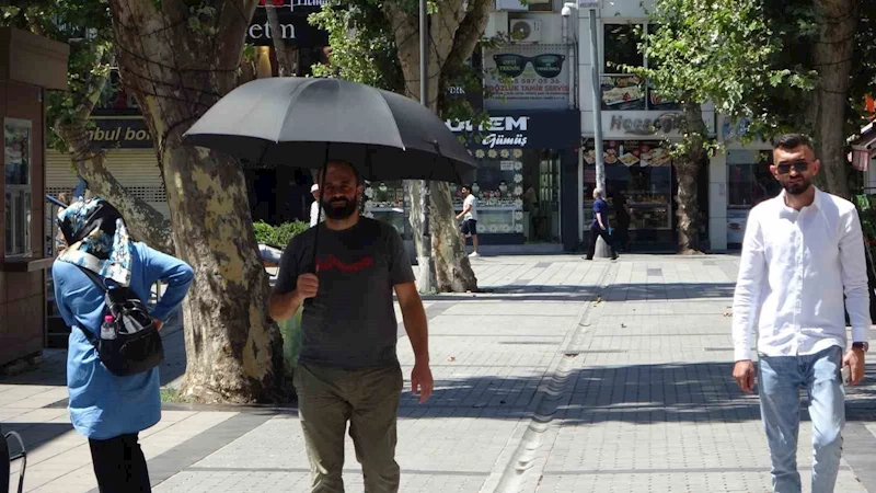 Pendik’te sıcaktan bunalan vatandaşlardan şemsiyeli ve kartonlu önlem
