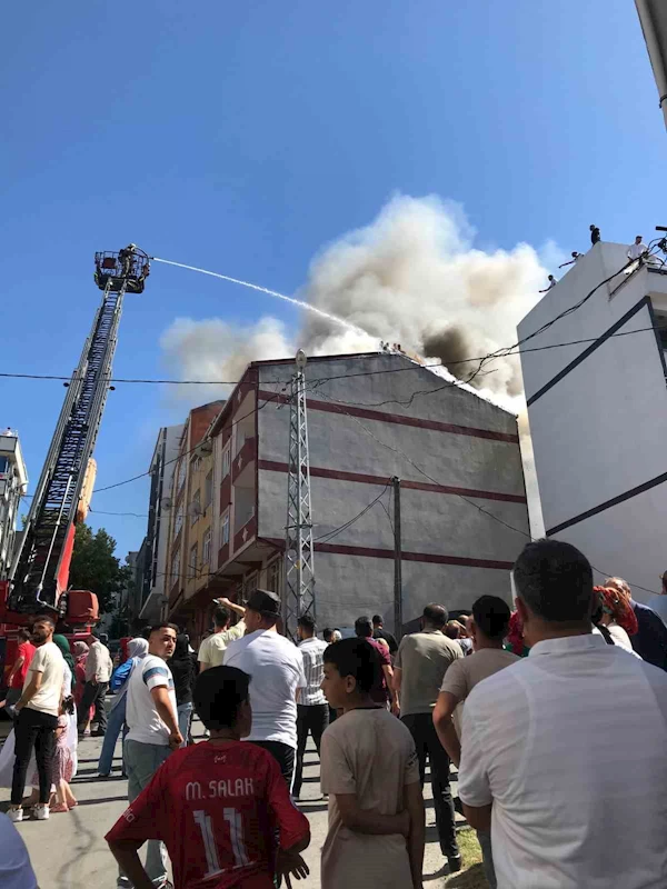 Arnavutköy’de bina çatısı alev aldı, vatandaşlar çatılardan hortumlarla söndürmeye çalıştı
