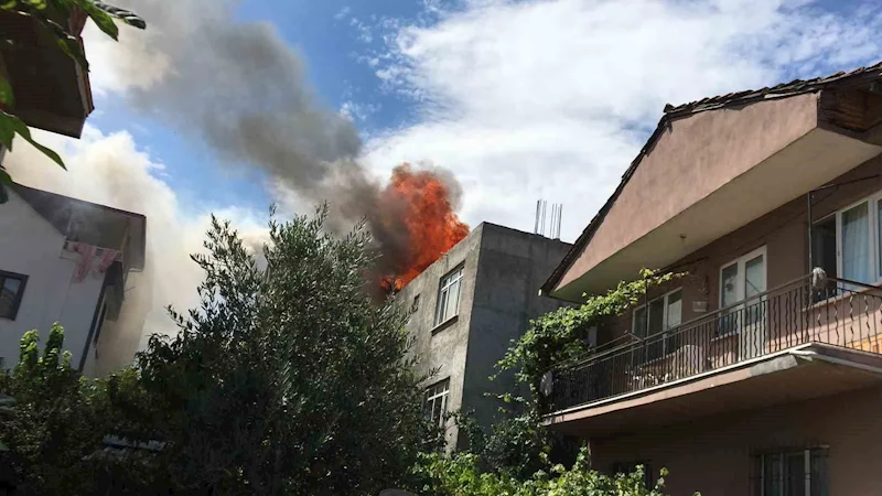 Çatıda çıkan yangın korkuttu: Vatandaşlar sokağa döküldü
