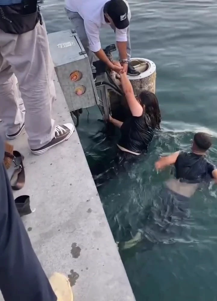 Kadıköy’de denize düşen kadını vatandaşlar kurtardı
