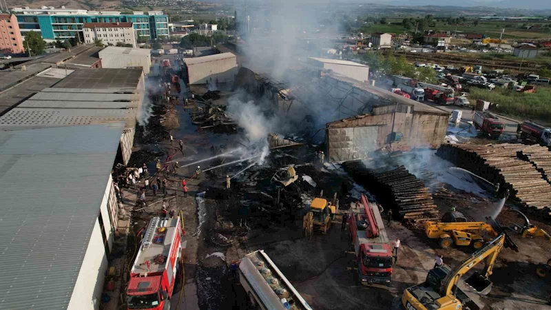Kereste fabrikasındaki yangın iş yerlerine sıçradı, olay yeri havadan görüntülendi
