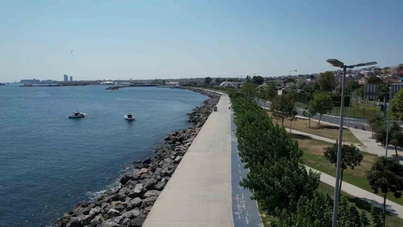 İstanbul’da sıcak hava bunaltıyor: Fatih’te park ve sahil boş kaldı
