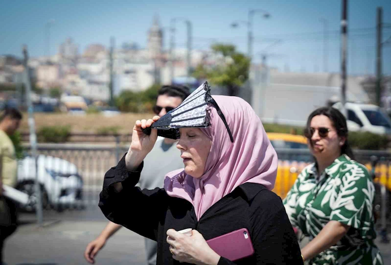 İstanbulluların sıcak havadan korunma yolları fotoğraf karelerine yansıdı
