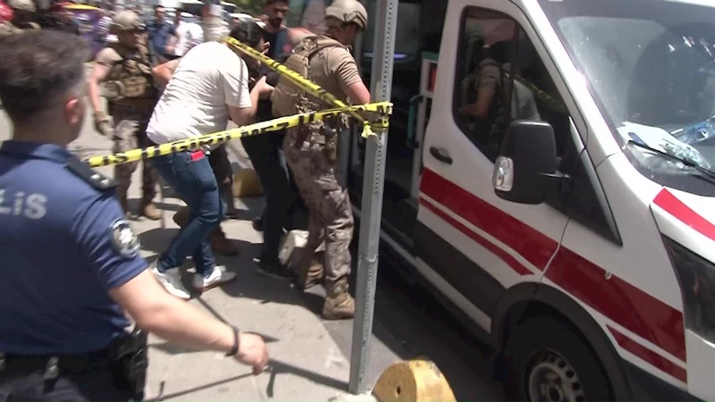 Kadıköy’de rehine krizi: Kuruyemişçiyi rehin aldı, intihara kalkıştı
