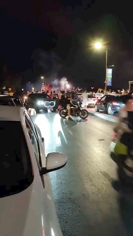 Üsküdar’da asker eğlencesi yapan şahıslar yolu trafiğe kapattı
