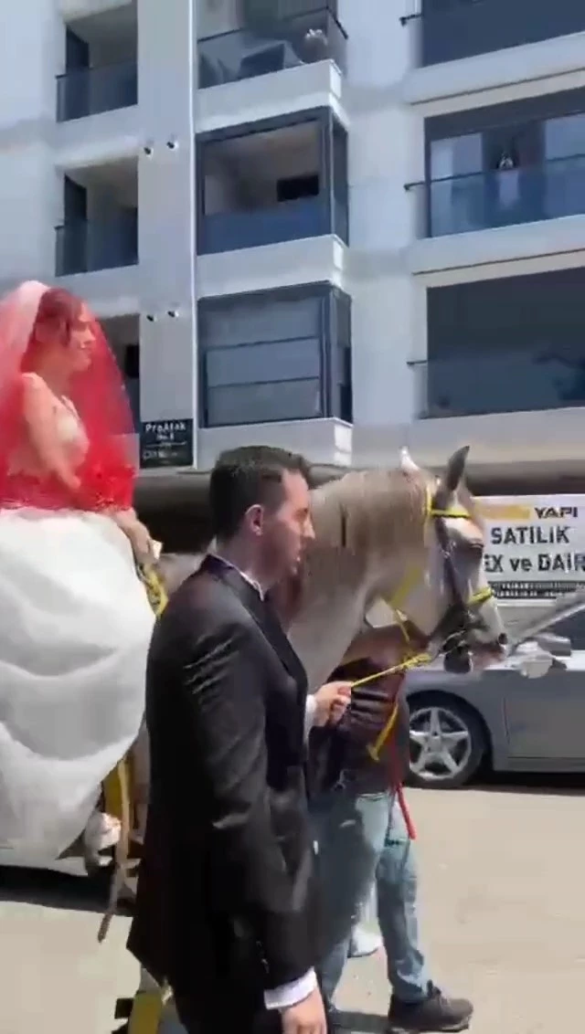 İstanbul’da at üstünde gelin alma geleneği yeniden yaşatıldı
