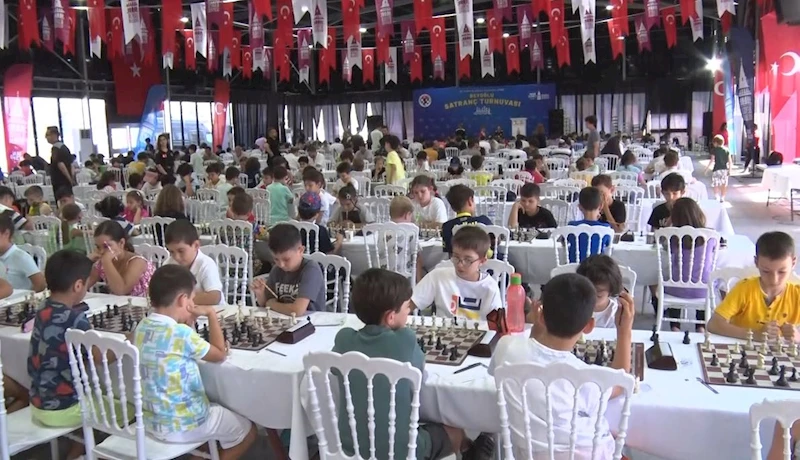 Satranç turnuvasında dereceye giren öğrenciler ödüllendirildi

