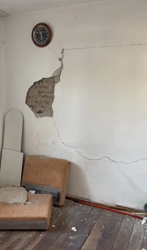 Çanakkale’deki depremde bazı evlerin duvarları çatladı
