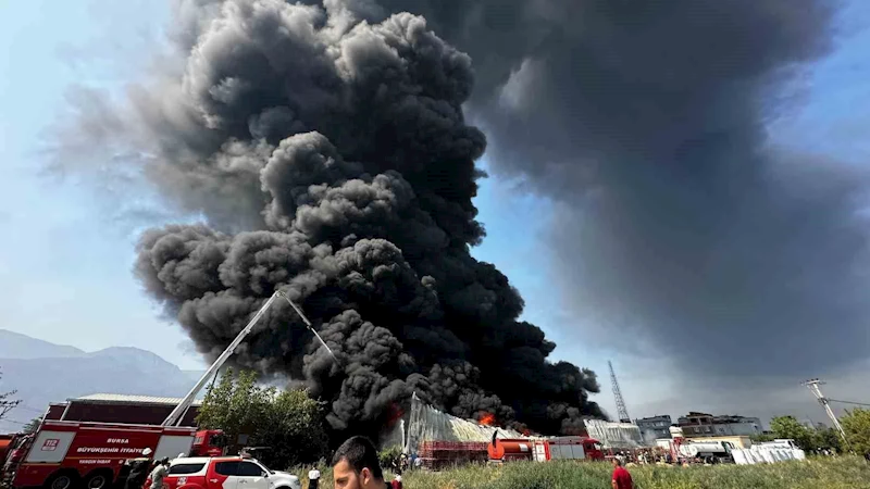 Bursa’daki yangın çevredeki 4 fabrikaya da sıçradı
